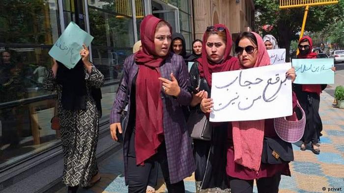 تظاهرات شماری از زنان افغان در اعتراض به تشدید محدودیت‌ها