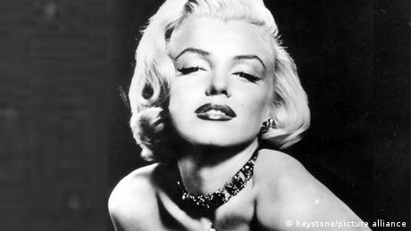 Marilyn Monroe wearing a collar necklace.