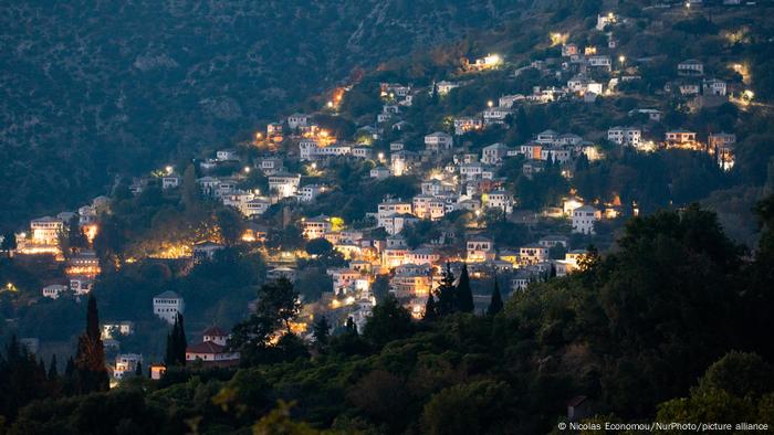 Die Häuser des Dorfes Makrinitsa bei Nacht liegen in einem Wald an der Seite des Pilio-Gebirges.