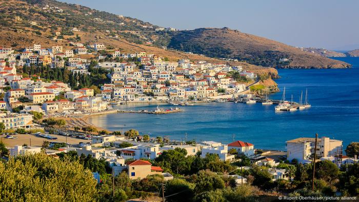 Weiße Häuser in der Stadt Batsi, die auf der Insel Andros liegt