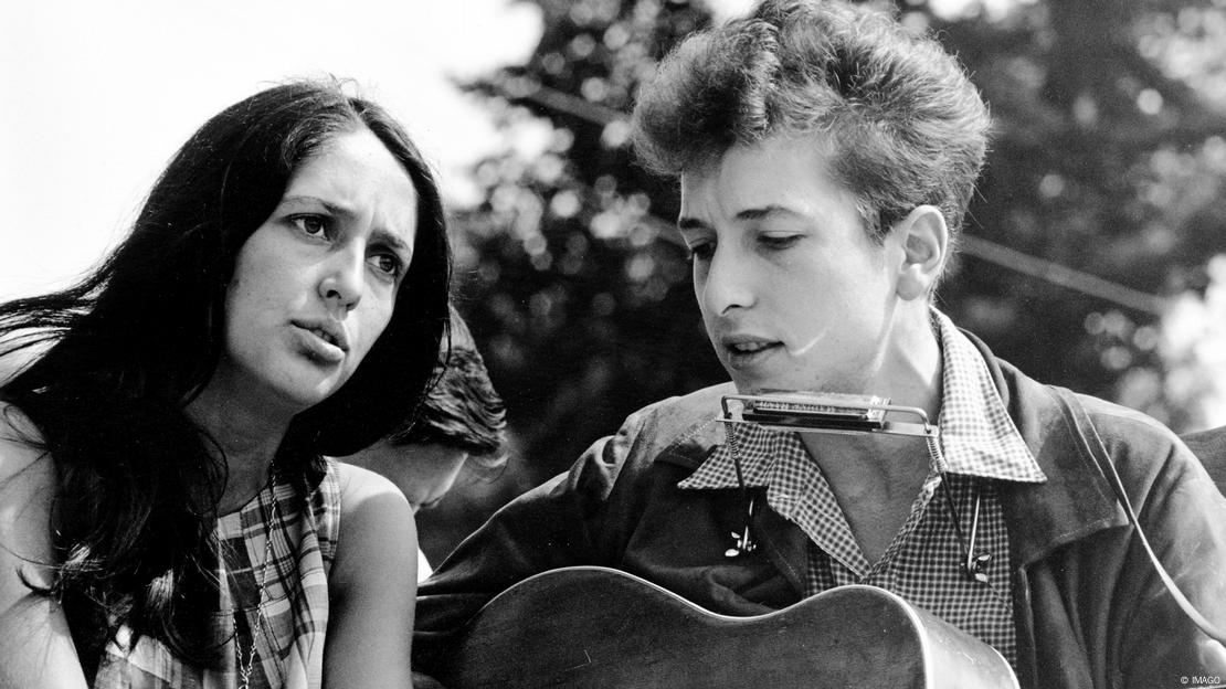 琼·贝兹（Joan Baez）、鲍勃·迪伦（Bob Dylan）都曾因反战歌曲家喻户晓