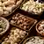 Nüsse und Samen in Tonschalen auf Küchentisch