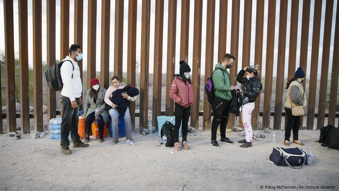 Migrantes procedentes de India, Cuba y Colombia esperan en Yuma, Arizona, junto a la valla fronteriza entre México y EE.UU. (Archivo: 22.02.2022)