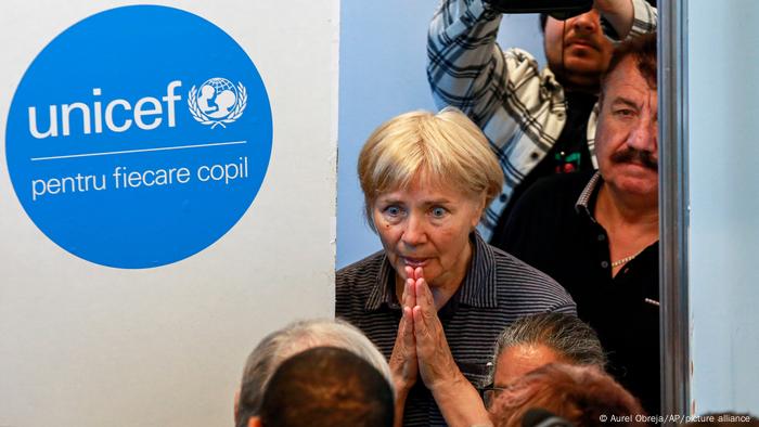 Eine aus der Ukraine geflüchtete Frau spricht mit UN-Generalsekretär António Guterres 
