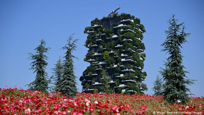 Zelena stambena zgrada u Milanu poznata kao „Vertikalna šuma“ (Bosco Verticale) prohladna je čak i leti. Ali to ima svoju cenu – ljudi koji u njoj žive mesečno plaćaju dodatnih 1.500 evra za održavanje zelenila koje raste na njihovoj zgradi.