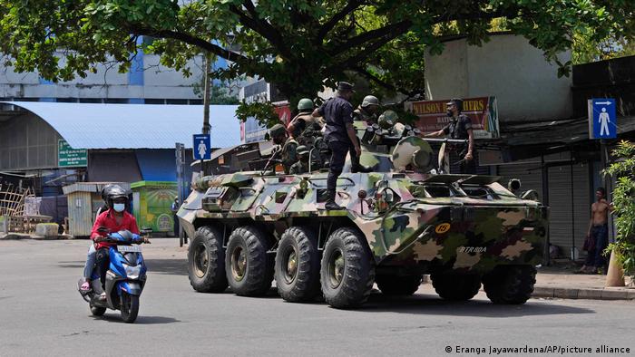 Sri Lanka - Soldaten der srilankischen Armee patrouillieren während der Ausgangssperre in Colombo