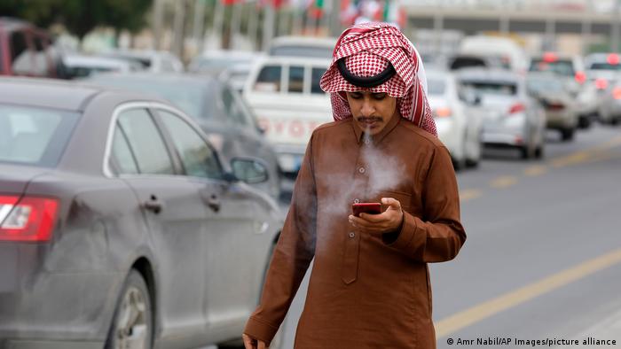 شهروندی در حال استفاده از گوشی همراه در عربستان سعودی