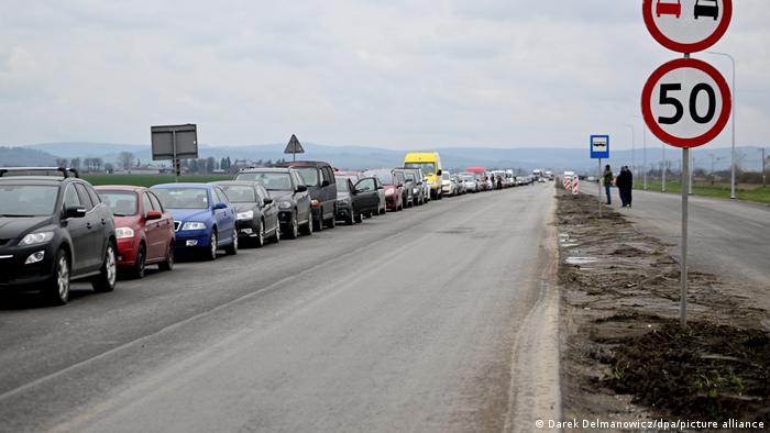 Coloană de maşini cu refugiaţi ucrainei la graniţa cu Polonia