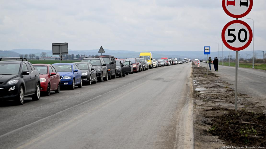 Fila de carros na fronteira entre Polônia e Ucrânia