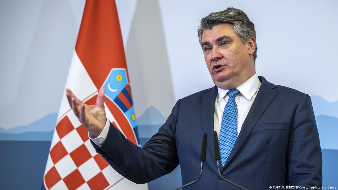 Zoran Milanović ispred hrvatske zastave sa podignutom desnom rukom