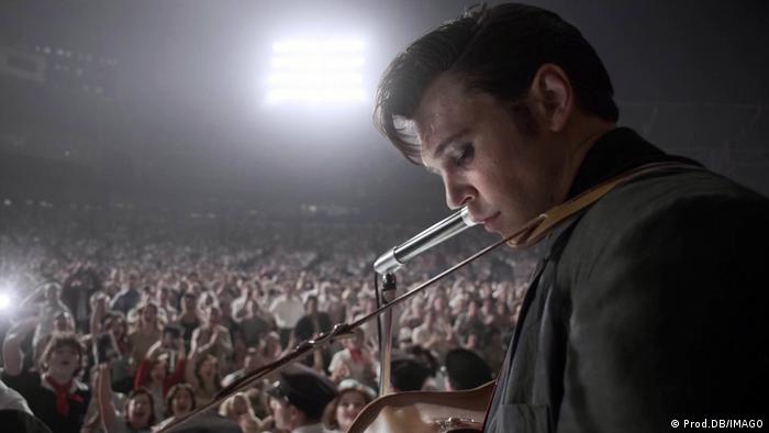 Filmszene | Elvis (2022): Austin Butler als Elvis Presley auf einem Konzert vor jubelndem Publikum