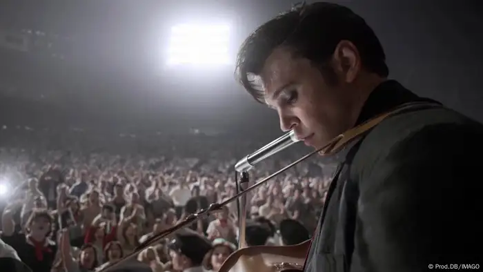 Filmszene | Elvis (2022): Austin Butler als Elvis Presley auf einem Konzert vor jubelndem Publikum