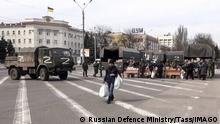***Achtung, dieses Bild stammt von der staatlichen russischen Bildagentur TASS*** KHERSON, UKRAINE - MARCH, 2022: Pictured in this video screen grab are Russian military servicemen distributing humanitarian aid to local civilians in the city of Kherson. The Russian Armed Forces are conducting a special military operation in Ukraine. Video grab. Best possible quality. Russian Defence Ministry/TASS A STILL IMAGE TAKEN FROM A VIDEO PROVIDED 29 MARCH 2022 BY A THIRD PARTY. EDITORIAL USE ONLY PUBLICATIONxINxGERxAUTxONLY TS12A288