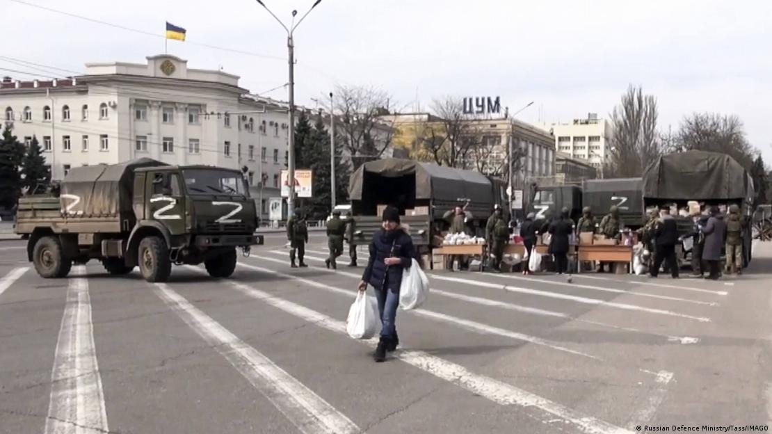 Rus ordusuna bağlı askerler, işgal ettikleri Ukrayna'nın Herson kentinde halka yardım paketleri dağıtıyor - (Mart 2022)