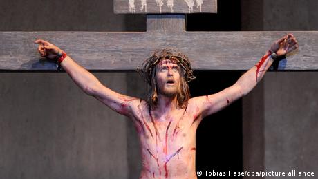 Ein Mann hängt am Kreuz (Tobias Hase dpa/lby)
