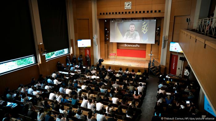 Der ukrainische Präsident Wolodymyr Selenskyj spricht in einer Videoschalte mit Studenten der französischen Universität Sciences Po