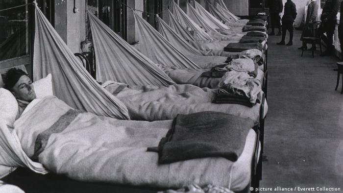 Un pabellón de neumonía en el Hospital de Campamento del Ejército de los Estados Unidos en Aix-les-Bains, Francia, durante la epidemia de 1918-19. 