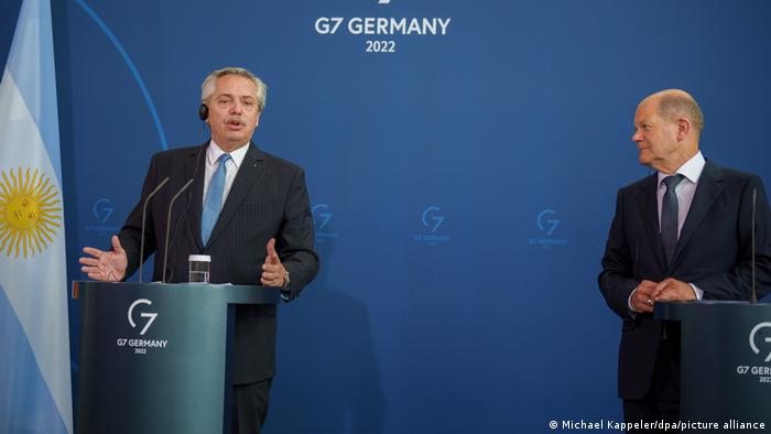 El presidente argentino, Alberto Fernández, con el canciller alemán, Olaf Scholz, durante una conferencia de prensa en Berlín.