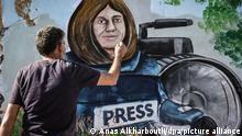 Ein syrischer Künstler malt ein Wandgemälde in Solidarität mit der getöteten Al-Dschasira-Journalistin Schirin Abu Akle an die Wand eines zerstörten Hauses. Der TV-Sender Al-Dschasira wirft Israel einen gezielten Mord vor, nachdem die bekannte palästinensische Reporterin des arabischsprachigen Senders Al-Dschasira am frühen Morgen bei der Berichterstattung über eine israelische Razzia in der besetzten Stadt Dschenin im Westjordanland angeschossen und getötet wurde. Die EU forderte eine umfassende und unabhängige Ermittlung, damit die Verantwortlichen zur Rechenschaft gezogen werden könnten. +++ dpa-Bildfunk +++