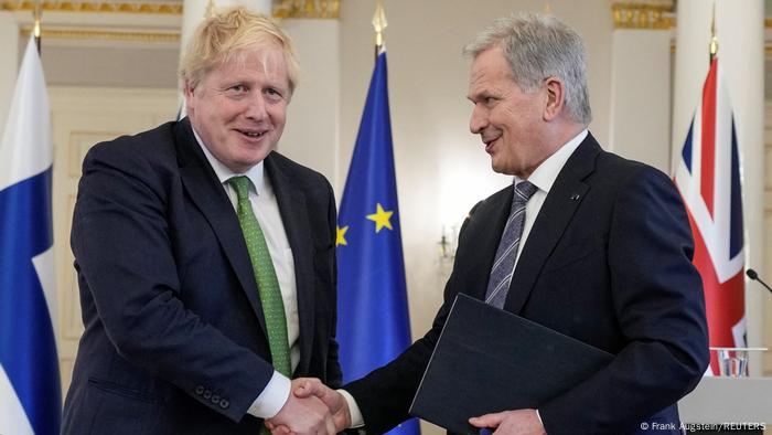 Boris Johnson shaking hands with Finnish President Niinisto in Helsinki