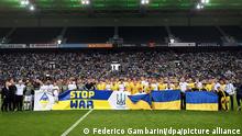 Fußball: Benefizspiel Borussia Mönchengladbach - Ukraine im Borussia-Park. Die Mannschaften von Mönchengladbach und der Ukraine vor dem Spiel hinter einem Banner mit der Aufschrift «Stop War». +++ dpa-Bildfunk +++