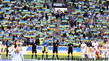 Fußball: Benefizspiel Borussia Mönchengladbach - Ukraine im Borussia-Park. Die ukrainische Nationalhymne wird vor dem Spiel von einer Sängerin gesungen. +++ dpa-Bildfunk +++
