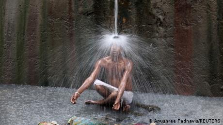 भारत के कई इलाके गर्मी से परेशान हैं और राहत के लिए तरह-तरह के तरीके खोज रहे हैं.