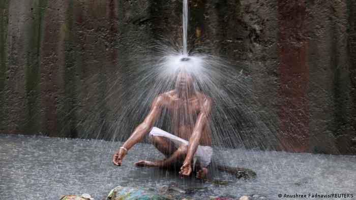 भारत के कई इलाके गर्मी से परेशान हैं और राहत के लिए तरह-तरह के तरीके खोज रहे हैं.