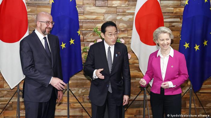 De izquierda a derecha: Charles Michel, presidente del Consejo Europeo, Fumio Kishida, primer ministro de Japón, y Ursula von der Leyen, presidenta de la Comisión Europea. Los tres líderes posan antes de su encuentro en Tokio el 12 de mayo de 2022. 