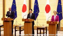 12.05.2022, Tokio - Charles Michel (l-r), Präsident des Europäischen Rates, Fumio Kishida, Premierminister von Japan, und Ursula von der Leyen, Präsidentin der Europäischen Kommission, nehmen an einer gemeinsamen Pressekonferenz nach ihrem Gipfeltreffen teil. +++ dpa-Bildfunk +++