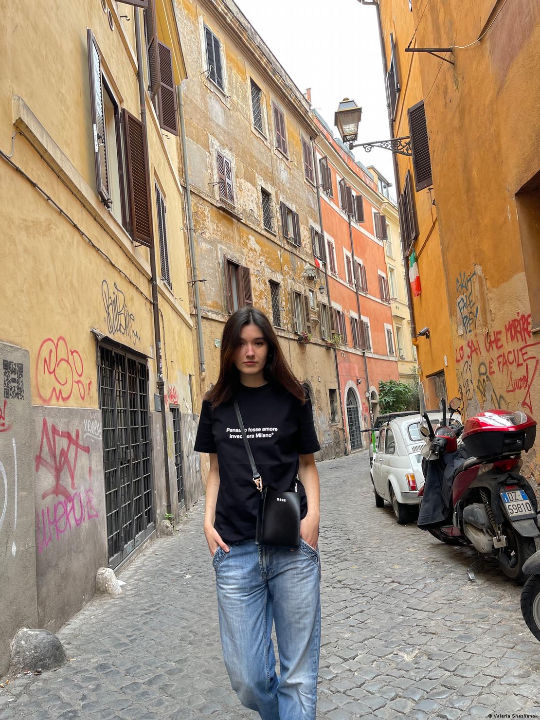 Moça em rua italina