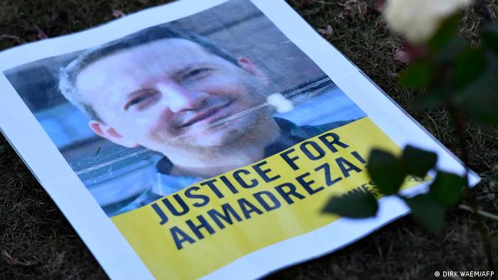 Belgien Brüssel | Flyer vor der iranischen Botschaft - Gerechtigkeit für Ahmadreza Djalali