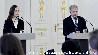 Президент Финляндии Саули Ниинистё (справа) и премьер-министр Санна Марин на пресс-конференции в Хельсинки 24 февраля 2022 года