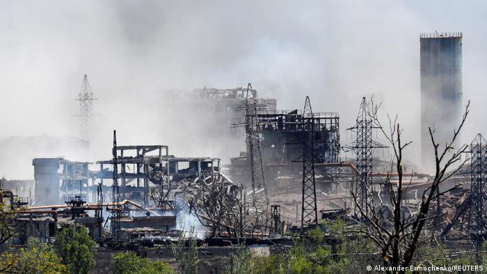 图为3月11日的马里乌波尔亚速钢铁厂。该钢铁厂目前仍处于俄罗斯的猛烈炮火之下