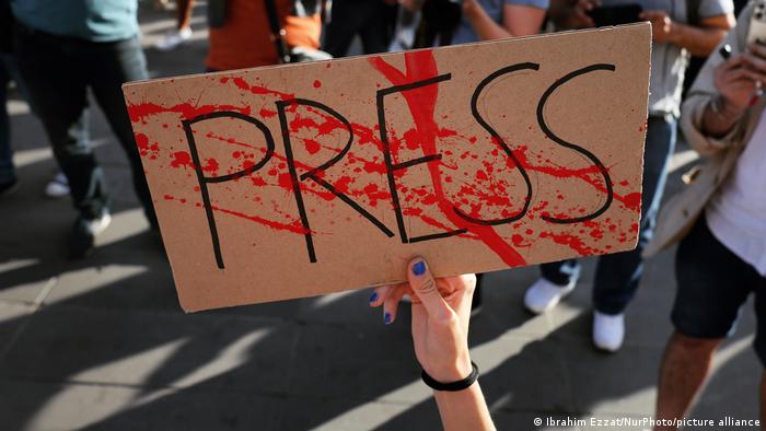 صحفيون يتظاهرون للدفاع عن حرية الصحافة في باريس، مايو/ أيار 2022
