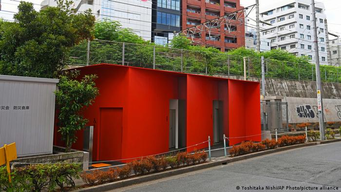 Eine stilvolle, öffentliche Toilette an einer schmalen Stelle entlang der Bahngleise im Tokioter Bezirk Shibuya