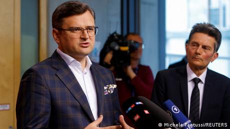 Dmytro Kuleba während eines Interviews in Berlin