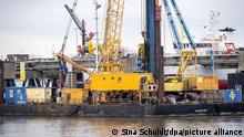 Deutschland, Wilhelmshaven | Erster Rammschlag für geplanten LNG-Terminal-Anleger