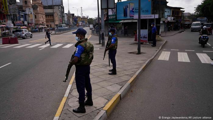 Sicherheitskräfte auf leeren Straßen in Colombo