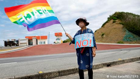 图为2022年4月21日的日本冲绳宫古岛，这位老人正在抗议新基地