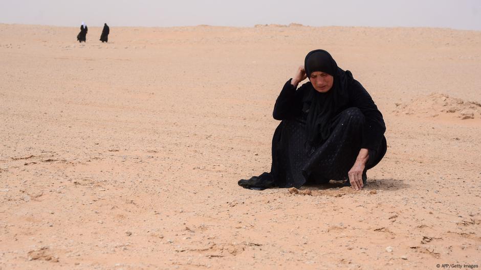 Žena na mestu gde se krije jedna od masovnih grobnica sa jezidskim žrtvama (2022)