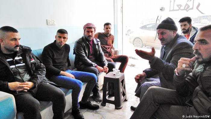 أهالي ضحايا تنظيم الدولة من الحويجة يجتمعون بأحد المقاهي - حقوق الصورة: يوديت نورينك
