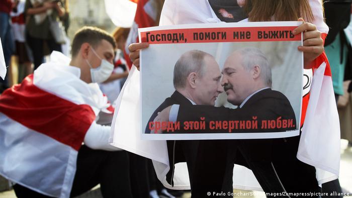 Митинг в Киеве: бело-красно-белые флаги и плакат с фото Лукашенко и Путина