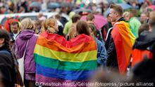 Etwa 10.000 Menschen waren auf der Christopher-Street-Day-Parade in Köln. Mit dem Marsch am Rhein sollte unter anderem für die Rechte von Schwulen, Lesben, Bisexuellen und Transgender demonstriert werden. Köln, 29.08.2021