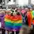 Bandera arcoíris en marcha pro derechos LGBT en Colonia, Alemania.