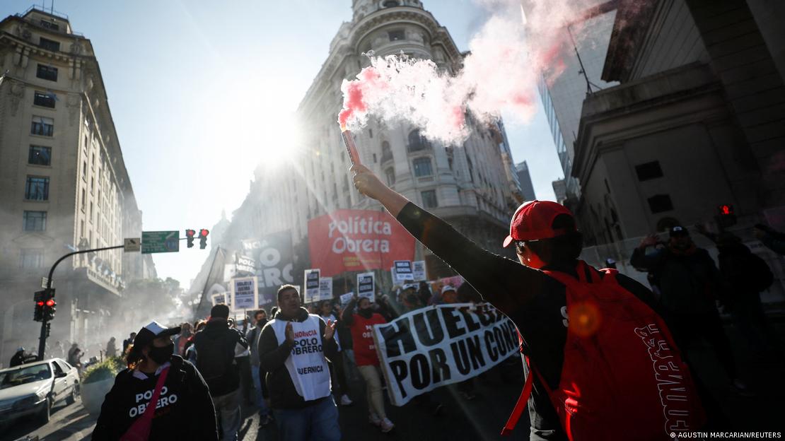 Arjantin'in başkenti Buenos Aires'te, hükümetin ekonomi politikalarına karşı yapılan bir protesto yürüyüşünde, ellerinde pankartlar ve meşalelerle eylemciler - (12.05.2022)
