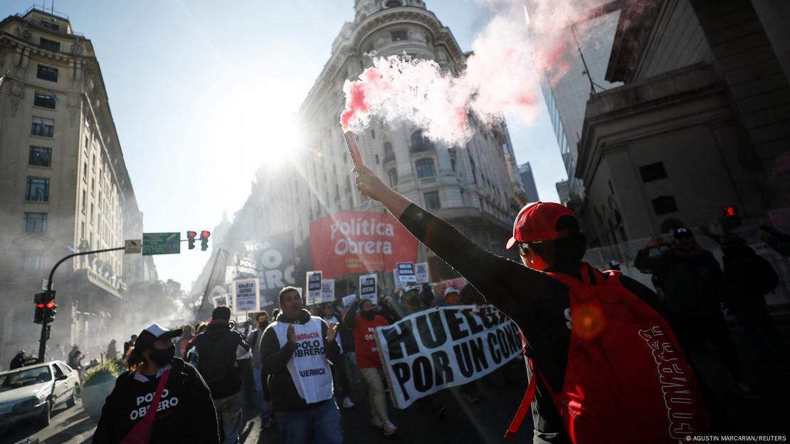 Arjantin'in başkenti Buenos Aires'te, hükümetin ekonomi politikalarına karşı yapılan bir protesto yürüyüşünde, ellerinde pankartlar ve meşalelerle eylemciler - (12.05.2022)