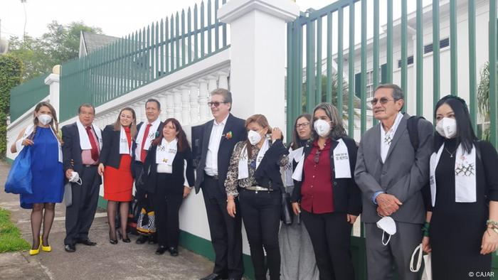 Comisión de CAJAR, frente a la sede la CIDH, en San José de Costa Rica.