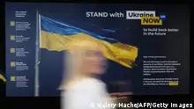 Frankreich Plakate in Unterstützung zur Ukraine am Palais des Festivals in Cannes