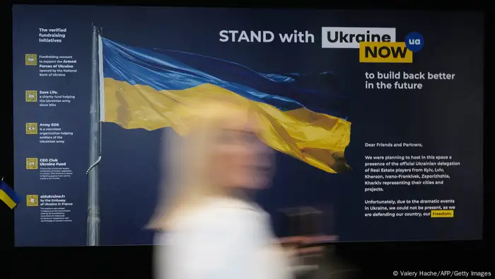 Frankreich Plakate in Unterstützung zur Ukraine am Palais des Festivals in Cannes
